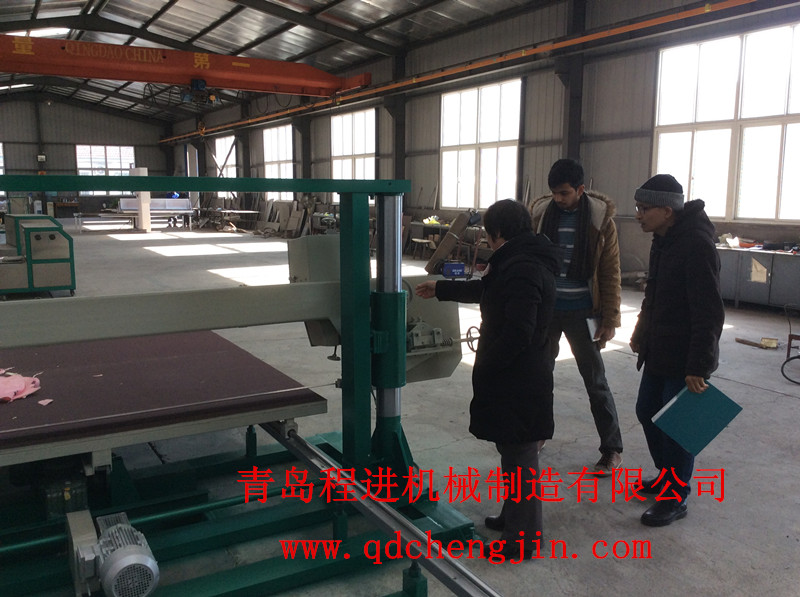 印度客户前来公司对海绵平切机进行试机