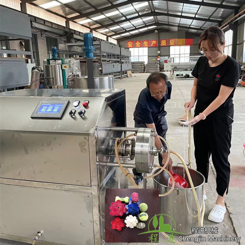 新品乳胶玩具，乳胶面具流水线。
